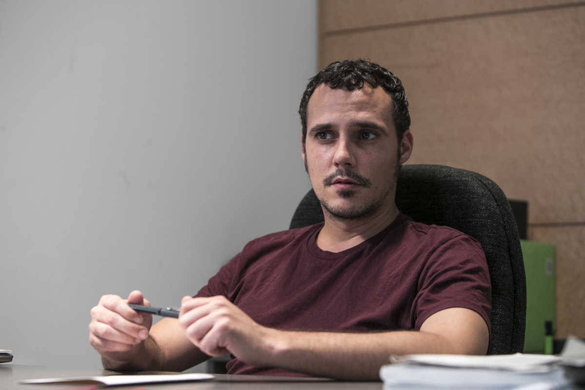 Jordi Alamán en su despacho de Corts. Foto: EVA MAÑEZ