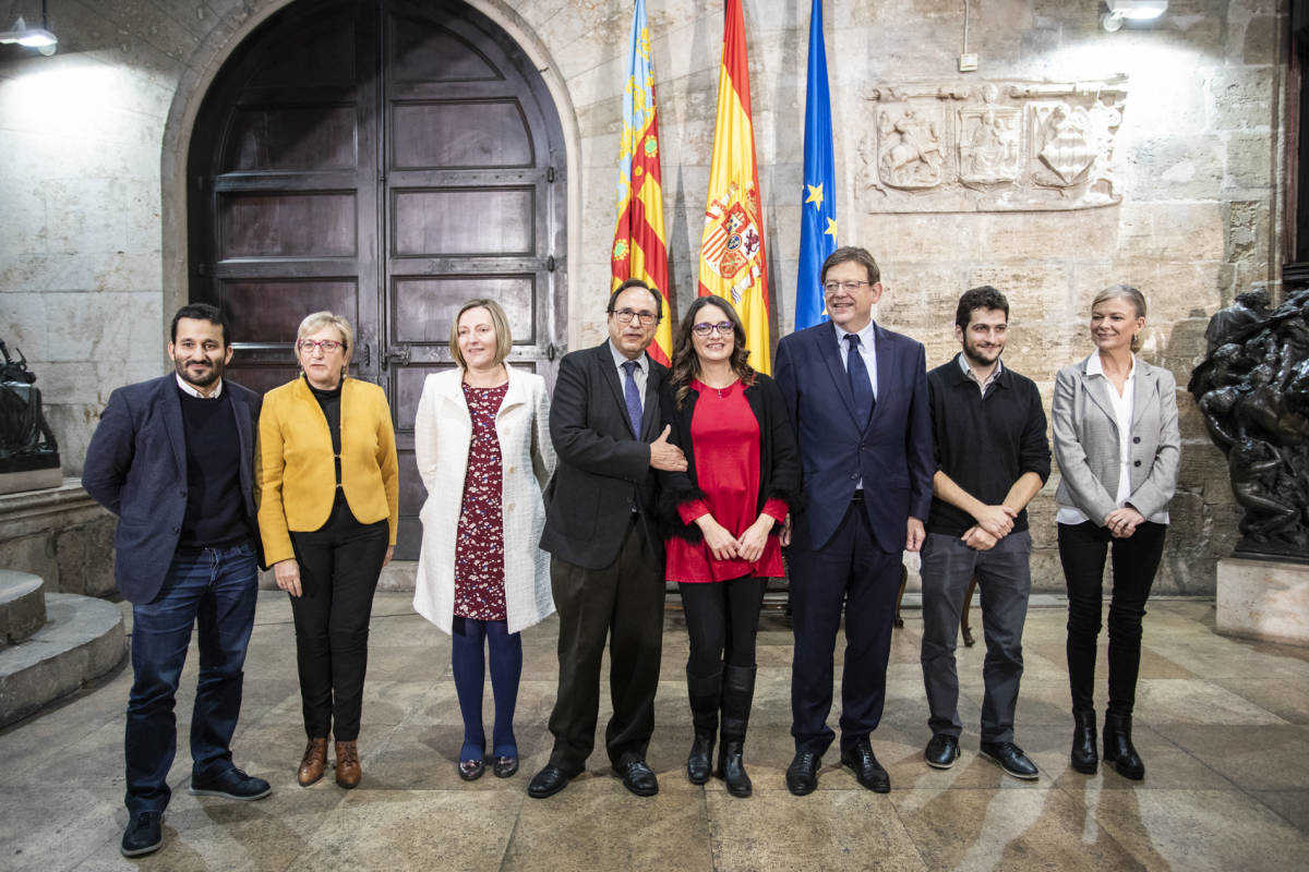 Los consellers junto a Puig y a Estañ tras la firma. Foto: EVA MÁÑEZ