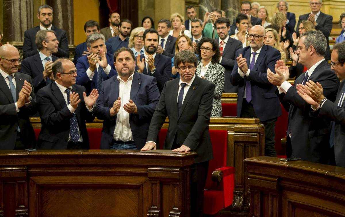 Puigdemont aplaudido en el Parlament. Foto: EFE