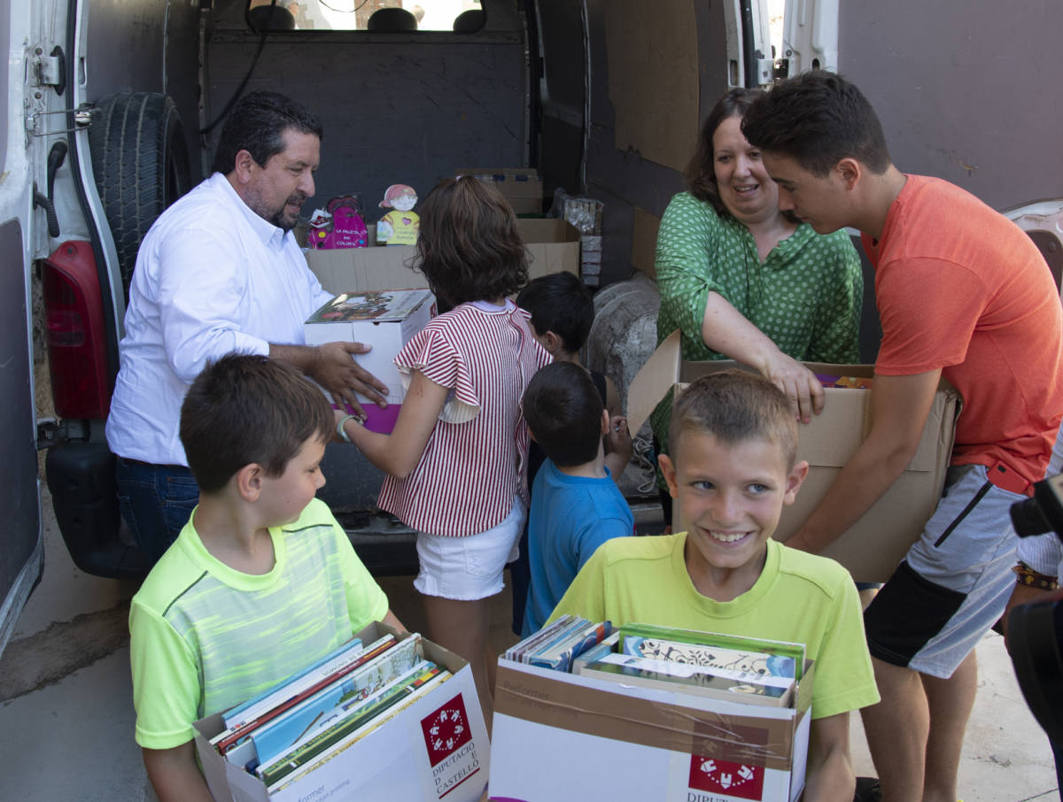 El presidente provincial, Javier Moliner, ayudó a transportar libros para abrir la biblioteca de Castell de Cabres este verano, el pueblo más pequeño de la Comunitat.