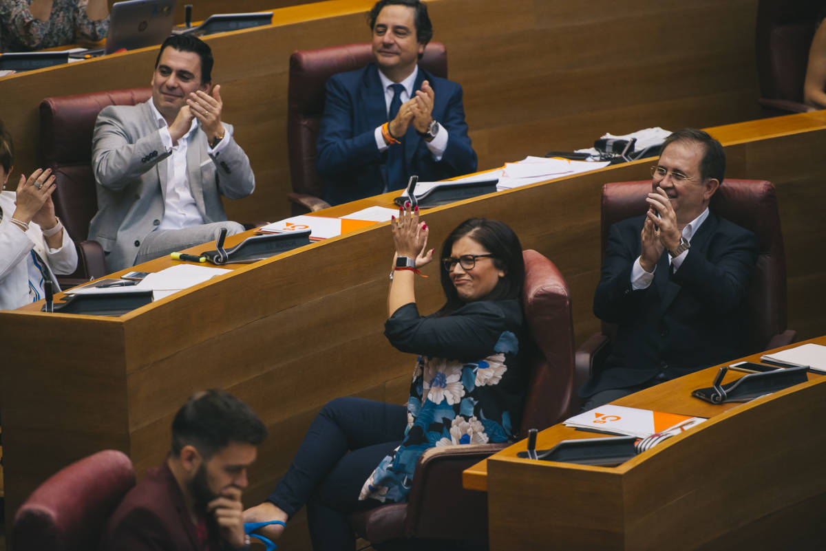 Mari Carmen Sánchez y Juan Córdoba, de Ciudadanos, aplauden en sus escaños. Foto: KIKE TABERNER