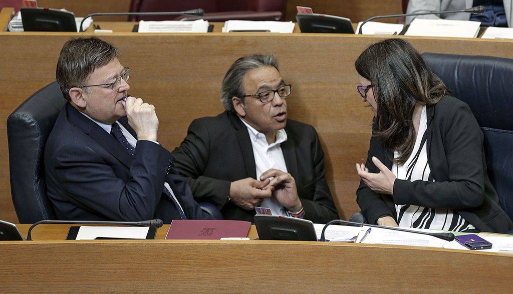 Manolo Mata entre el presidente de la Generalitat, Ximo Puig, y la vicepresidenta, Mónica Oltra. Foto: EFE