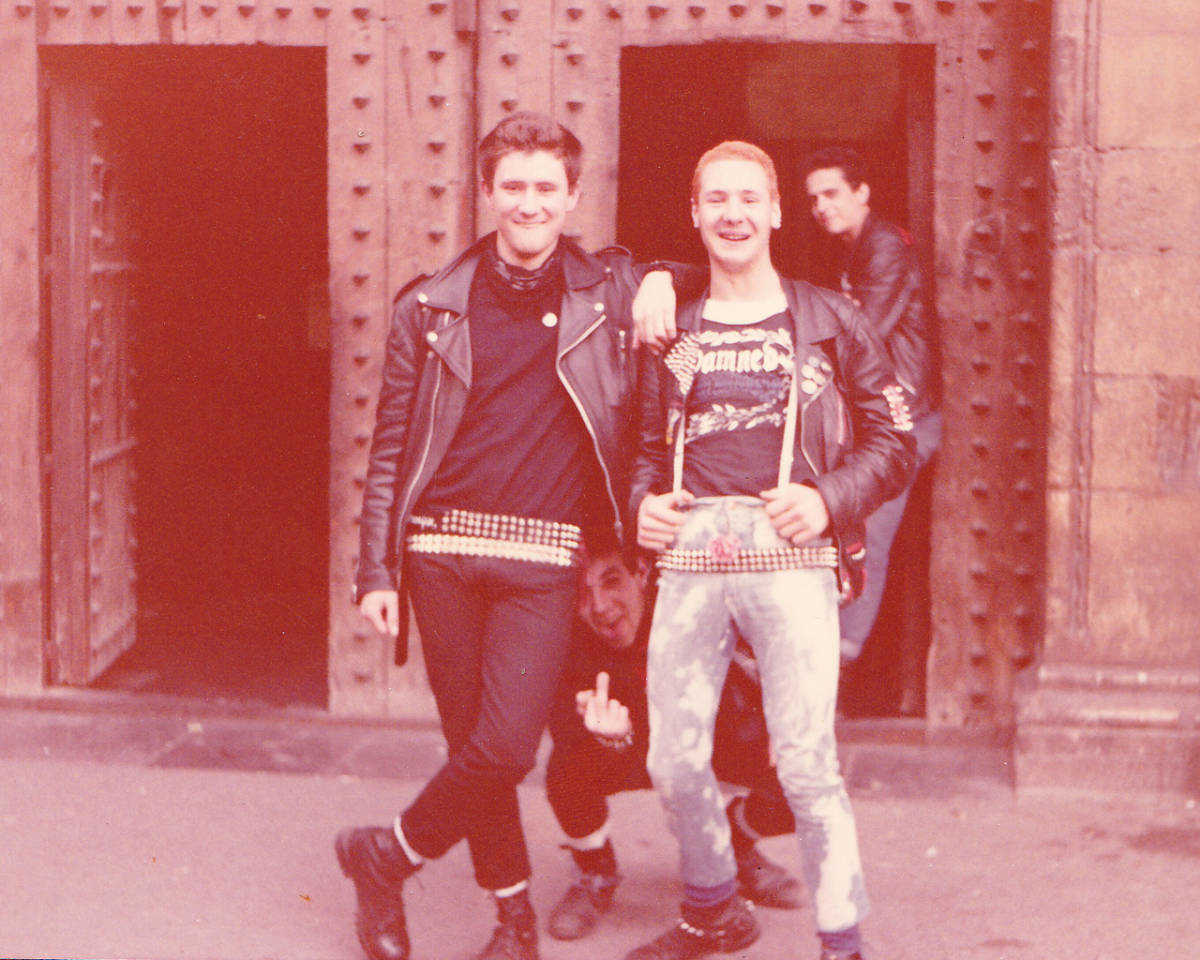  Ángel ‘El Pepino’, ‘El Sabueso’ y ‘Punky Jose, punks de la basca de la lechería. Foto: EDUARDO ‘EL TOPO’