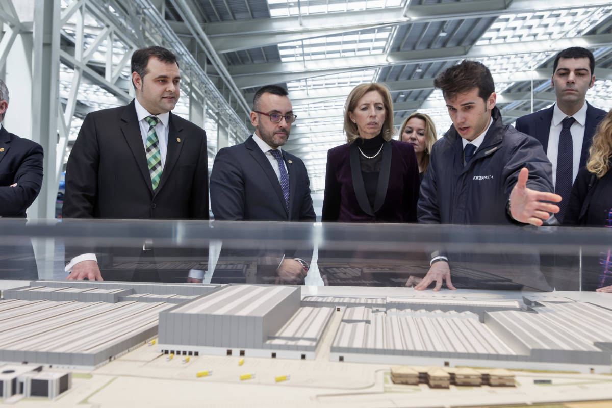 La consejera delegada , María José Soriano, junto al alcalde de Vila-rea, José Benlloch, atienden las explicaciones de los planes de ampliación de la fábrica.