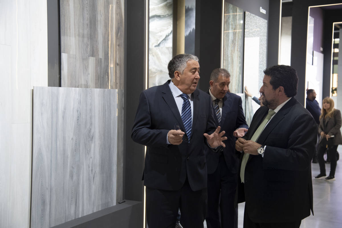 El presidente Moliner, junto a Felipe Peraire, máximo responsable de la azulejera Baldocer, especializada en grandes formatos.