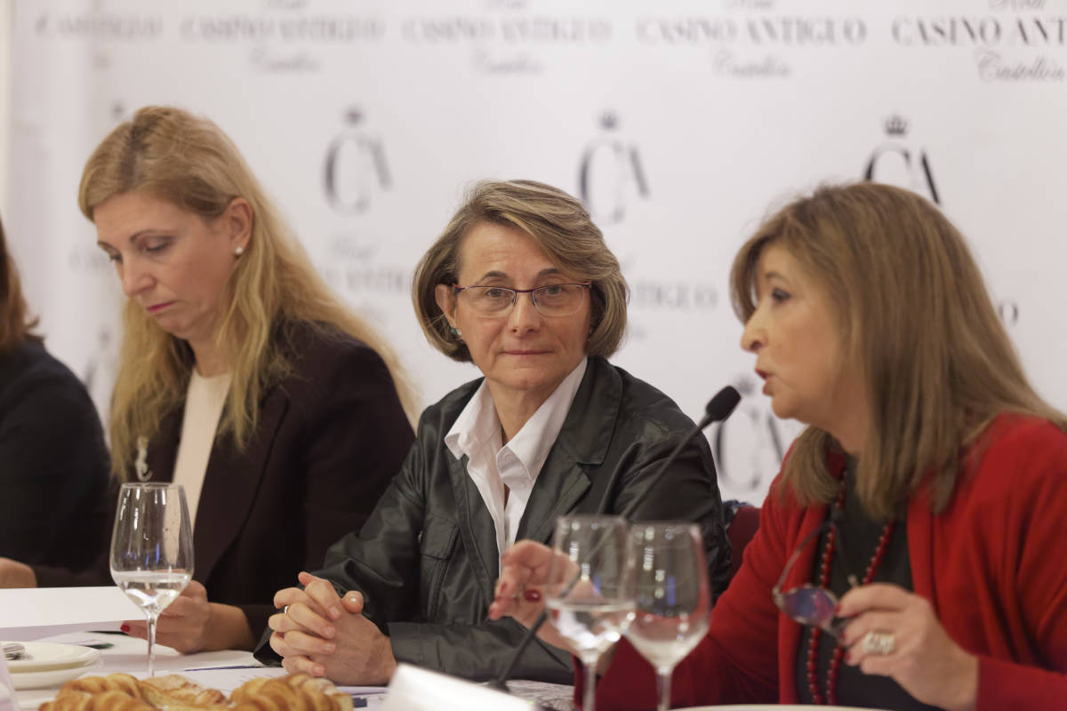 La alcaldesa, Amparo Marco; la rectora de la UJI, Eva Alcón; y la conductora del acto, Estela Bernad.
