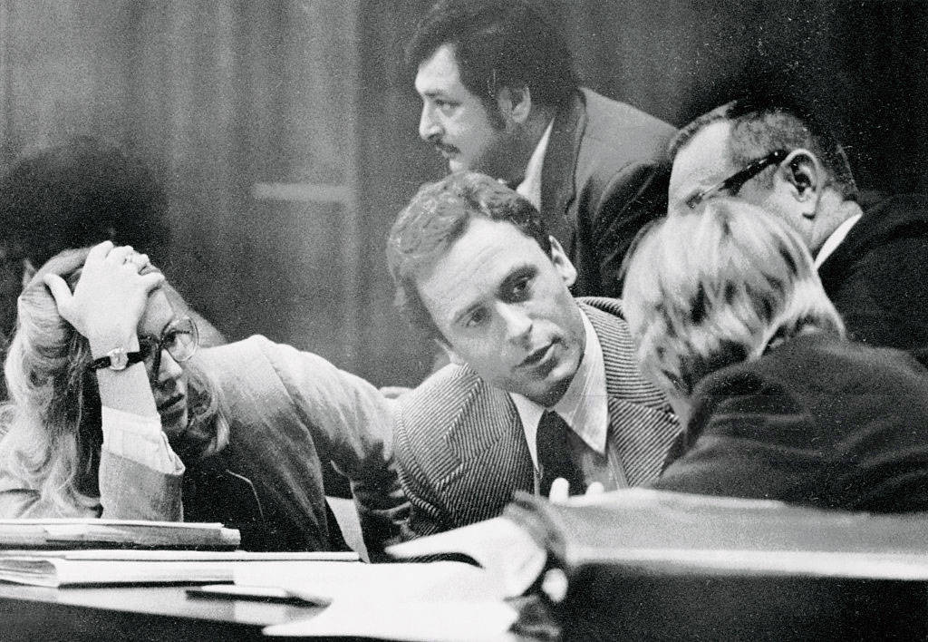 Ted Bundy habla con sus abogados en el juicio televisado.