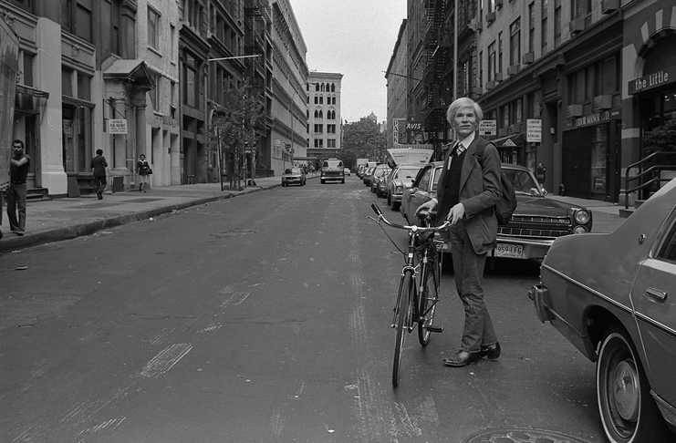 Andy Warhol con su vehículo