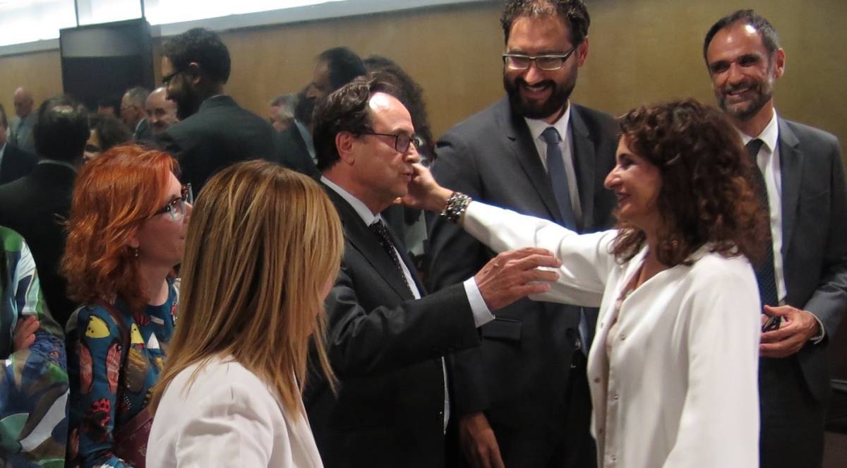 Soler saluda a la ministra Montero. Foto: EFE