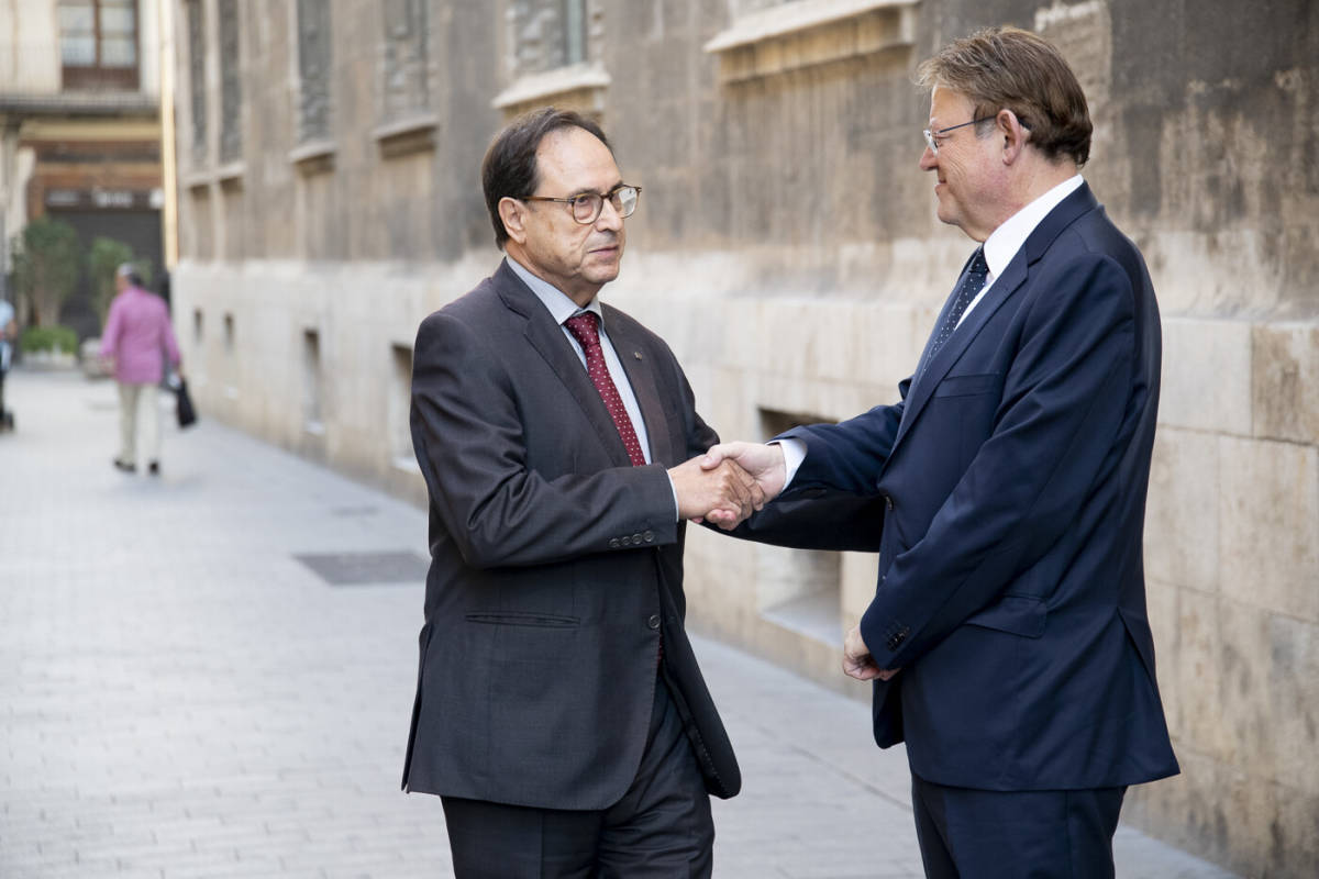 Vicent Soler y el presidente de la Generalitat, Ximo Puig, se saludan en la puerta del Palau. Foto: KIKE TABERNER 