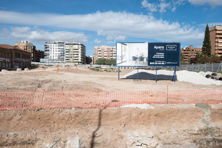 Solar de Aedas en Alicante donde van a comenzar las obras del residencial Ayanz. Foto: RAFA MOLINA
