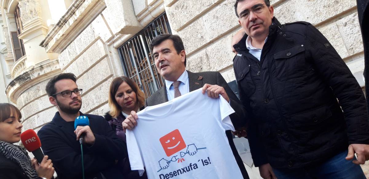 El concejal de Ciudadanos Fernando Giner, con una camiseta de Compromís contra los enchufes. Foto: Cs