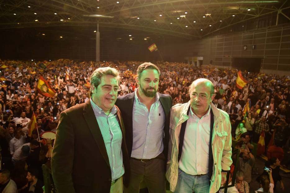 Llanos, Abascal y Gil-Lázaro en el multidinario mitin de Vox en València. Foto: EDUARDO MANZANA