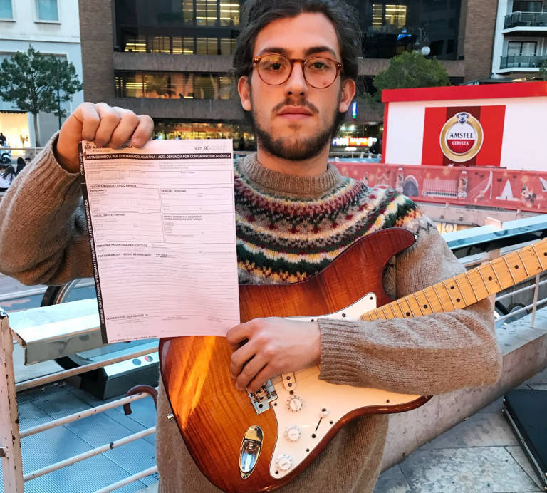 El músico Borja Catanesi multado hace un año por tocar con un amplificador en plenas Fallas