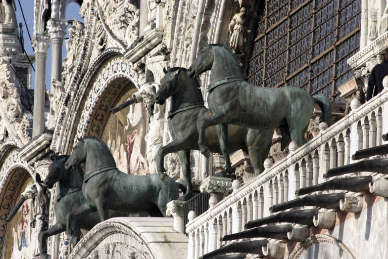 Còpia dels cavalls de Sant Marc, en la Basílica de mateix nom en Venècia