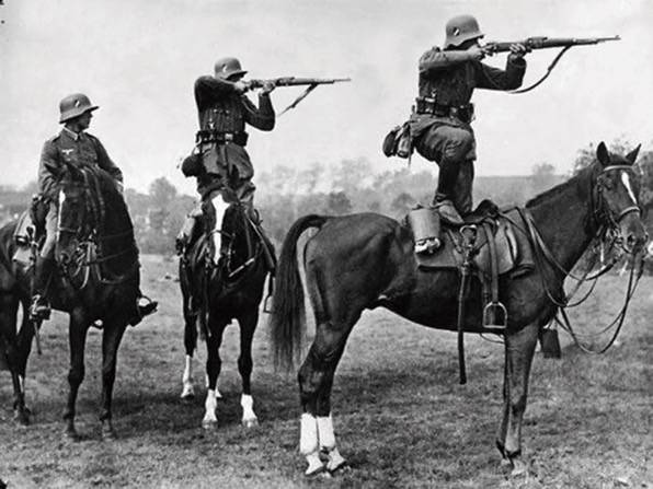 Soldats alemanys disparen des de dalt dels cavalls, cap a 1930