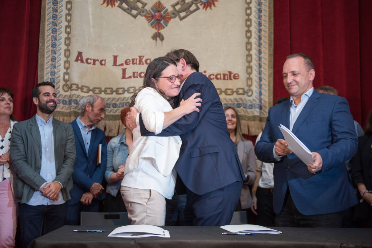 Oltra, Puig y Martínez Dalmau durante la firma. Foto: RAFA MOLINA