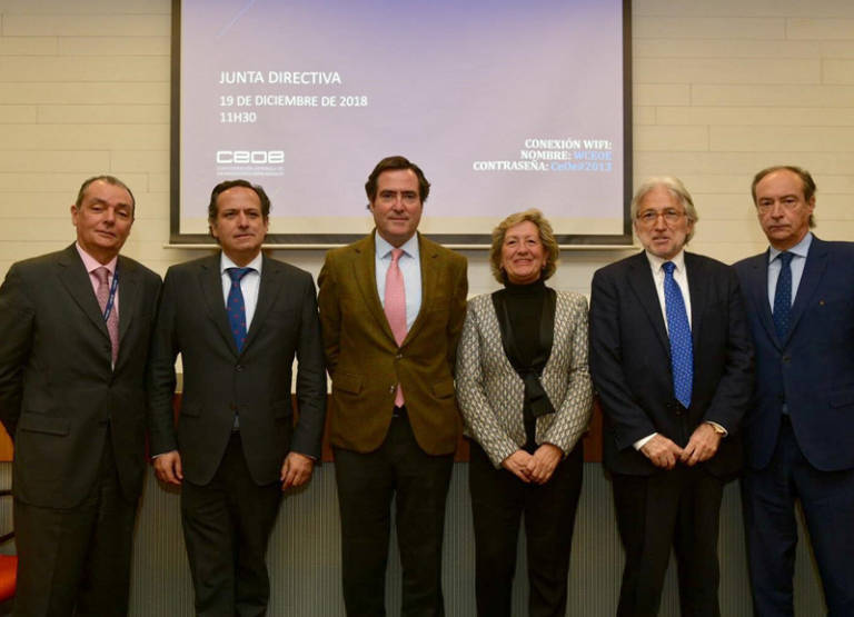 Salvador Navarro y Juan Pablo Lázaro, junto a Antonio Garamendi y el resto de vicepresidentes de la CEOE