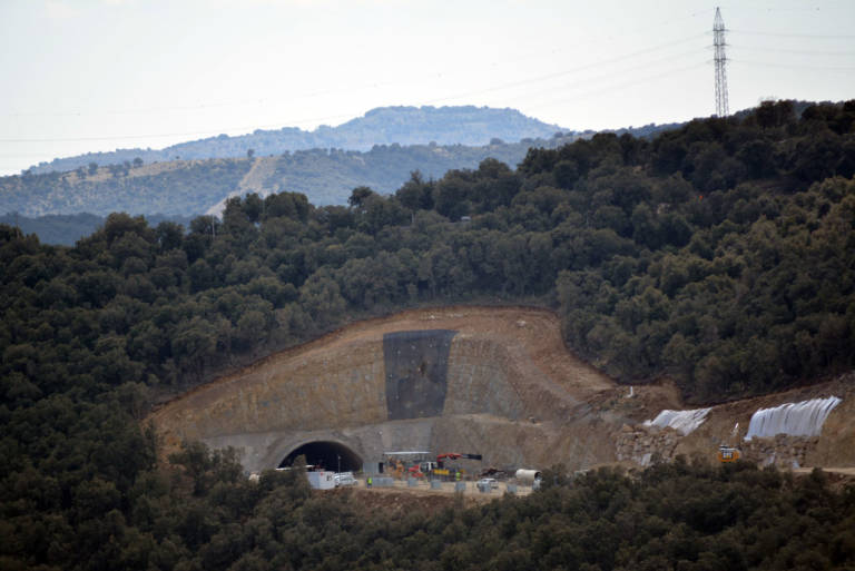 Obras del túnel del nuevo trazado de la N-232 en el puerto de Querol.