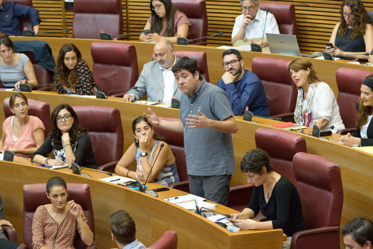 El parlamentario Josep Nadal y parte del grupo de Compromís. Foto: CORTS