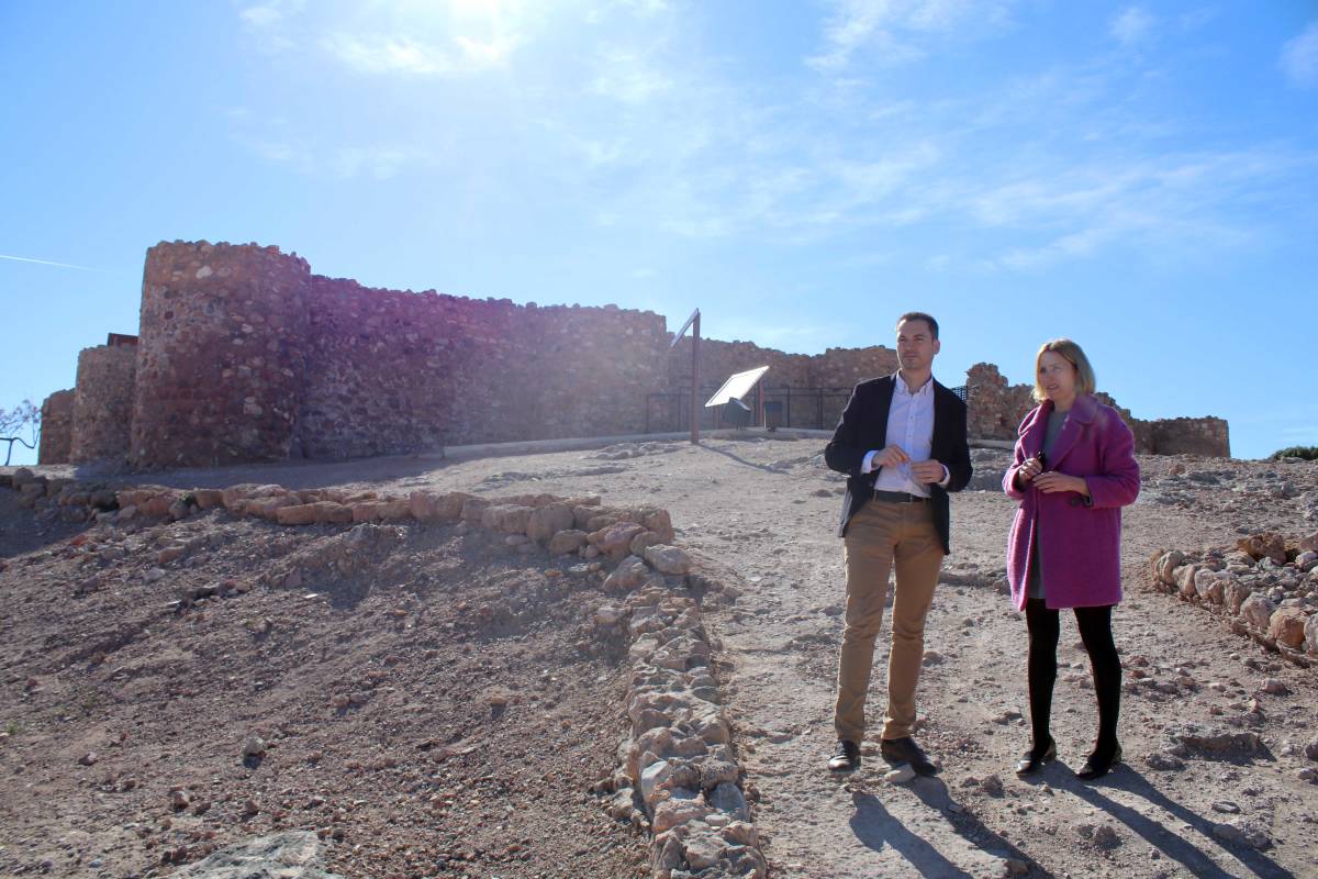 El alcalde de Onda, Ximo Huguet, junto a la concejala Urbanismo, Marta Piquer, en la zona norte del castillo.