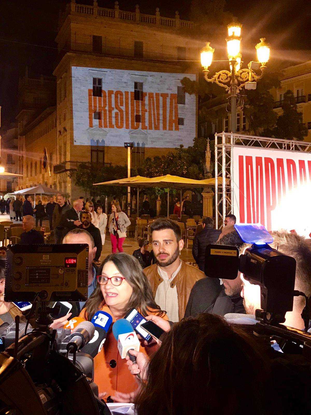 Mónica Oltra en el cierre de campaña de Compromís con su proyección sobre el Palau