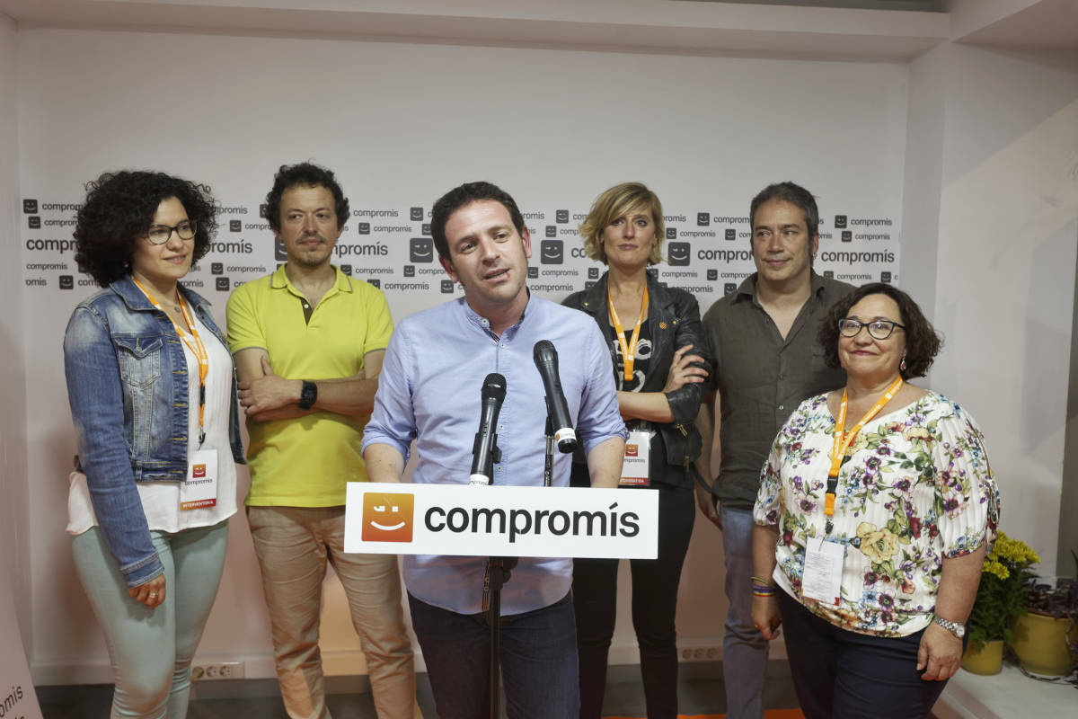 Ignasi Garcia junto al resto de candidatos de Compromís. (Foto: ANTONIO PRADAS)