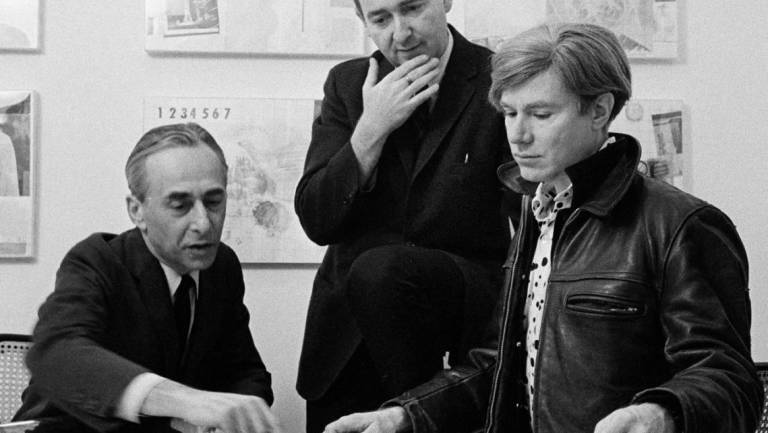 El galerista Leo Castelli junto a Andy Warhol