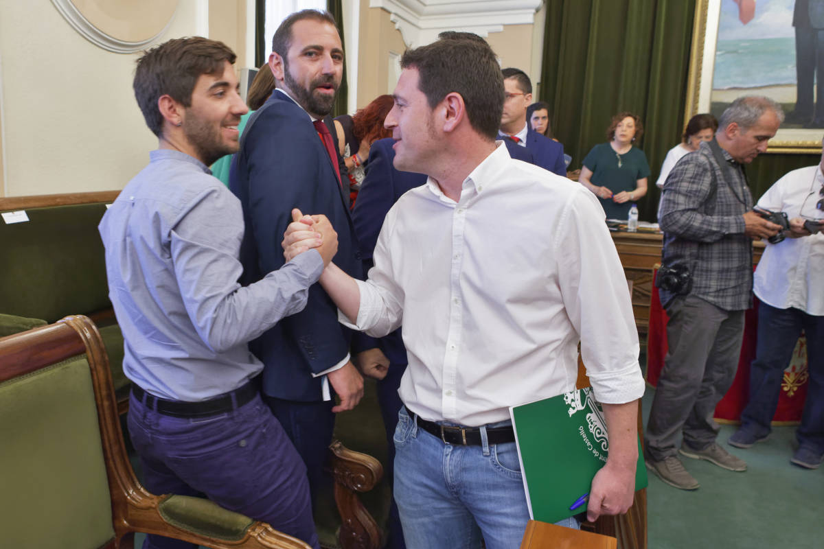 Fernando Navarro (Unides Podem), Omar Braina (PSPV) e Ignasi Garcia (Compromís). (Foto: ANTONIO PRADAS)