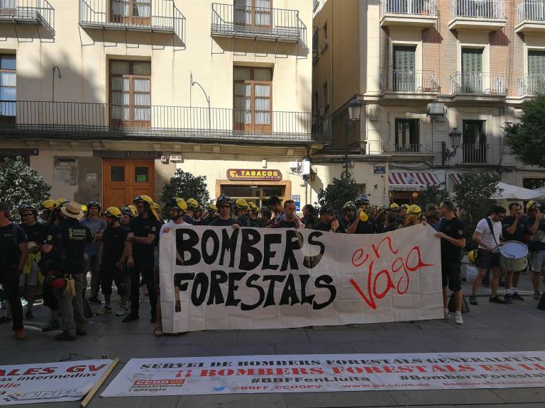 Protesta de los bomberos forestales que pedían integrarse en la Generalitat. Foto: EP