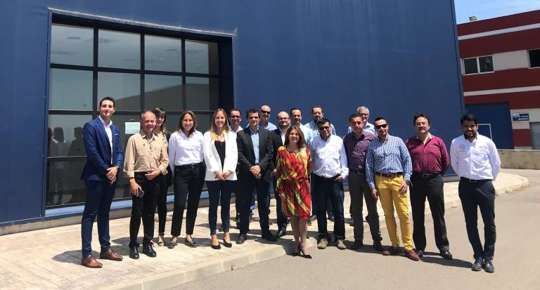 La delegación colombiana y junto a miembros de las empresas del Clúster