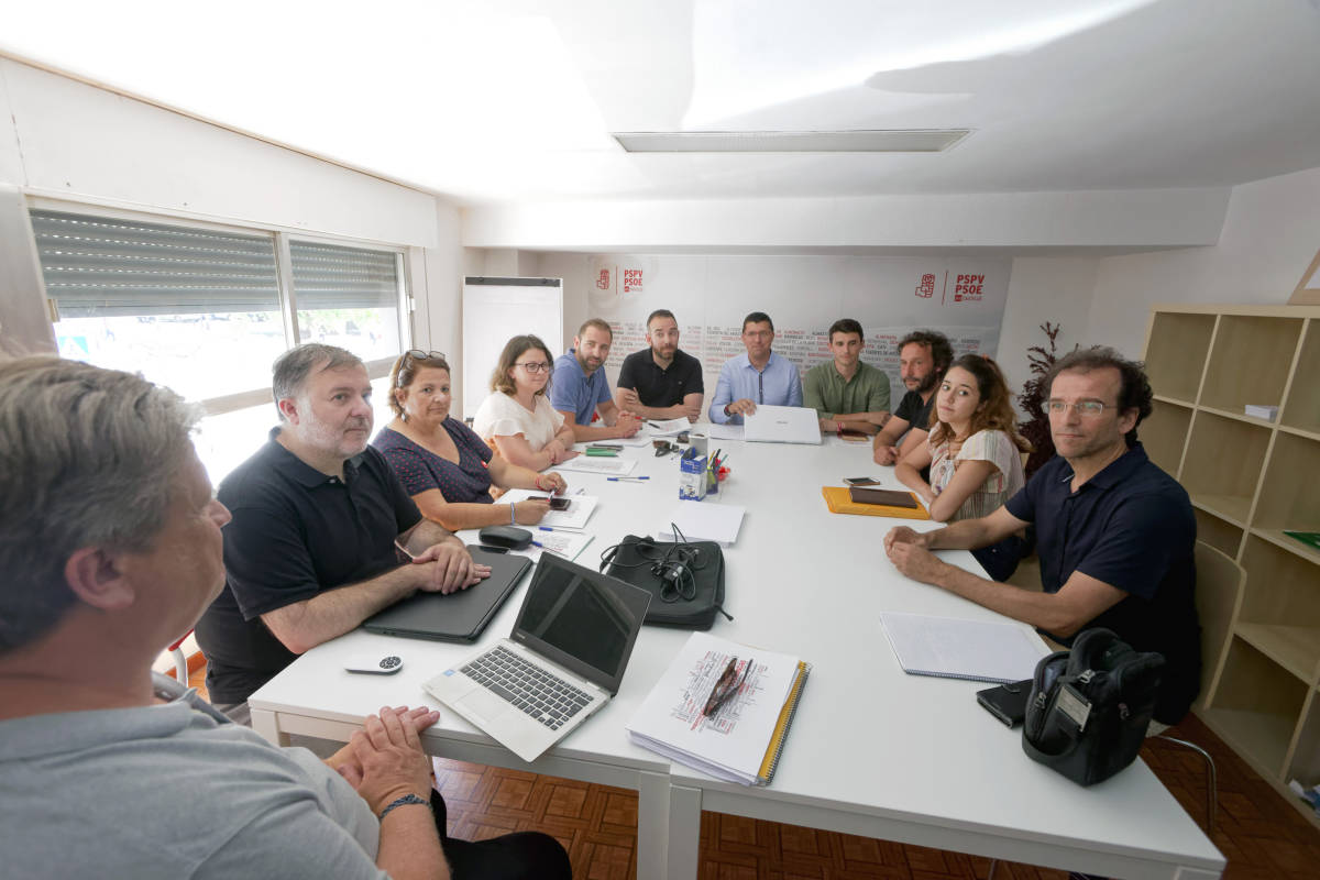 Las comisiones negociadoras del PSPV y la confluencia. (Foto: ANTONIO PRADAS)