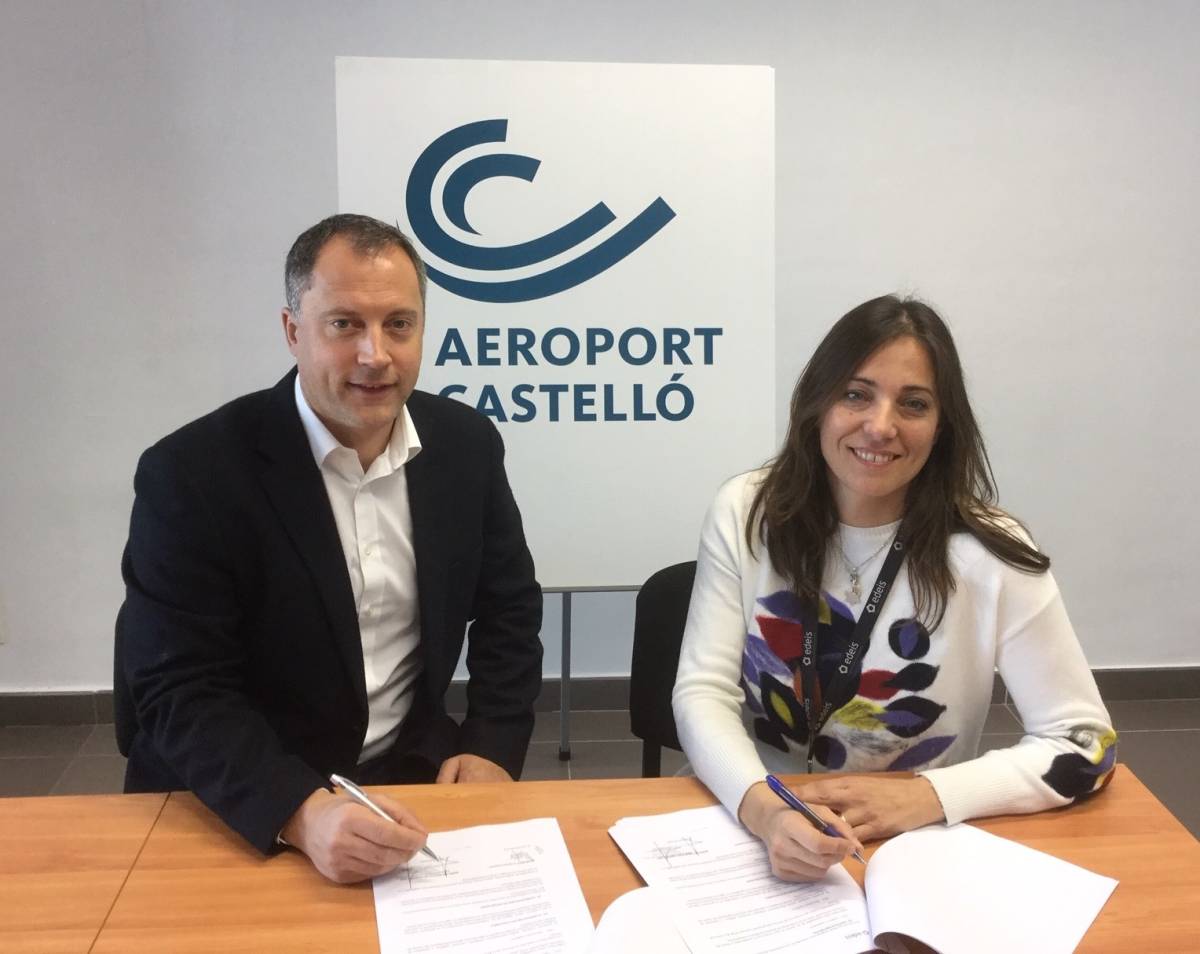 El director ejecutivo de Skyborne, Lee Woodward, y la directora del aeropuerto de Castellón, Ivana Guinot.