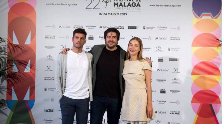 Gonzalo Fernández, Roberto Bueso y Charlotte Vega en el Festival de Málaga. Foto: EFE