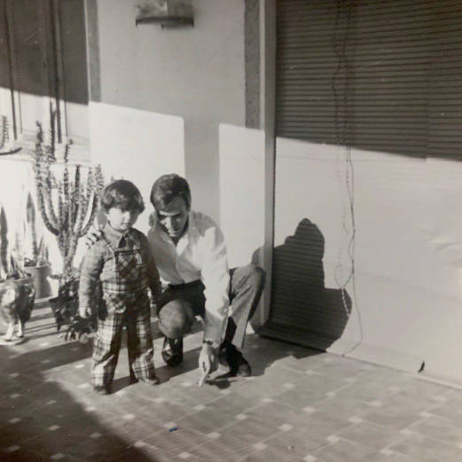 Rubén Martínez Dalmau junto a su padre en Teulada, 1973