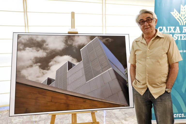 Manuel Cruzado exponiendo su obra en 2003. Foto: ANTONIO PRADAS