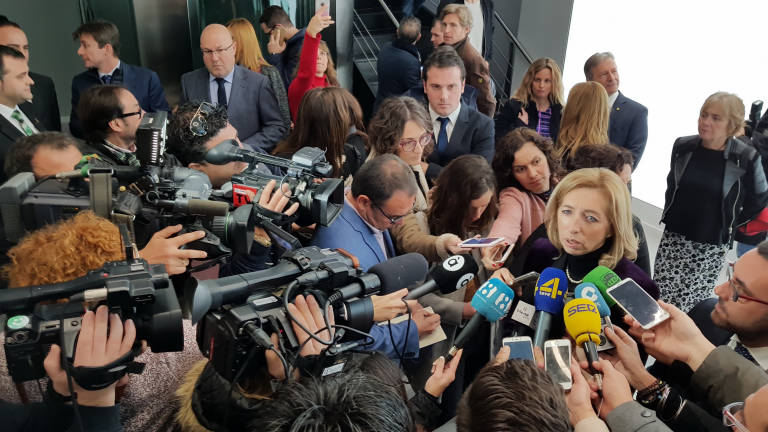 La consejera delegada de Porcelanosa, María José Soriano, atiende a los numerosos medios que se dan cita en la Muestra. (Foto: ANTONIO PRADAS)