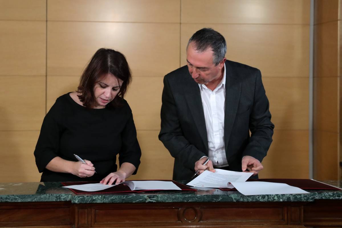 Adriana Lastra (PSOE) firma el pacto con Joan Baldoví (Compromís). Foto: JESÚS HELLÍN/EP