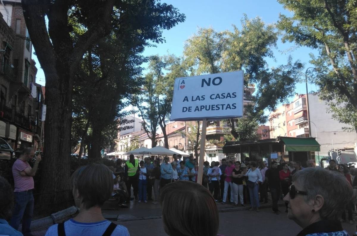 Protesta contra las casas de apuestas en Carabanchel (Madrid9. Foto: EP