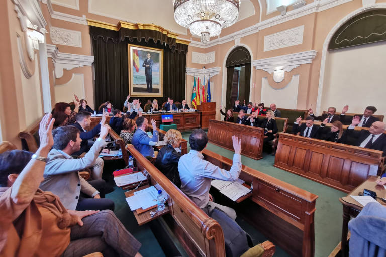 Imagen de archivo de una votación de la corporación durante un pleno de 2019. Foto: Antonio Pradas