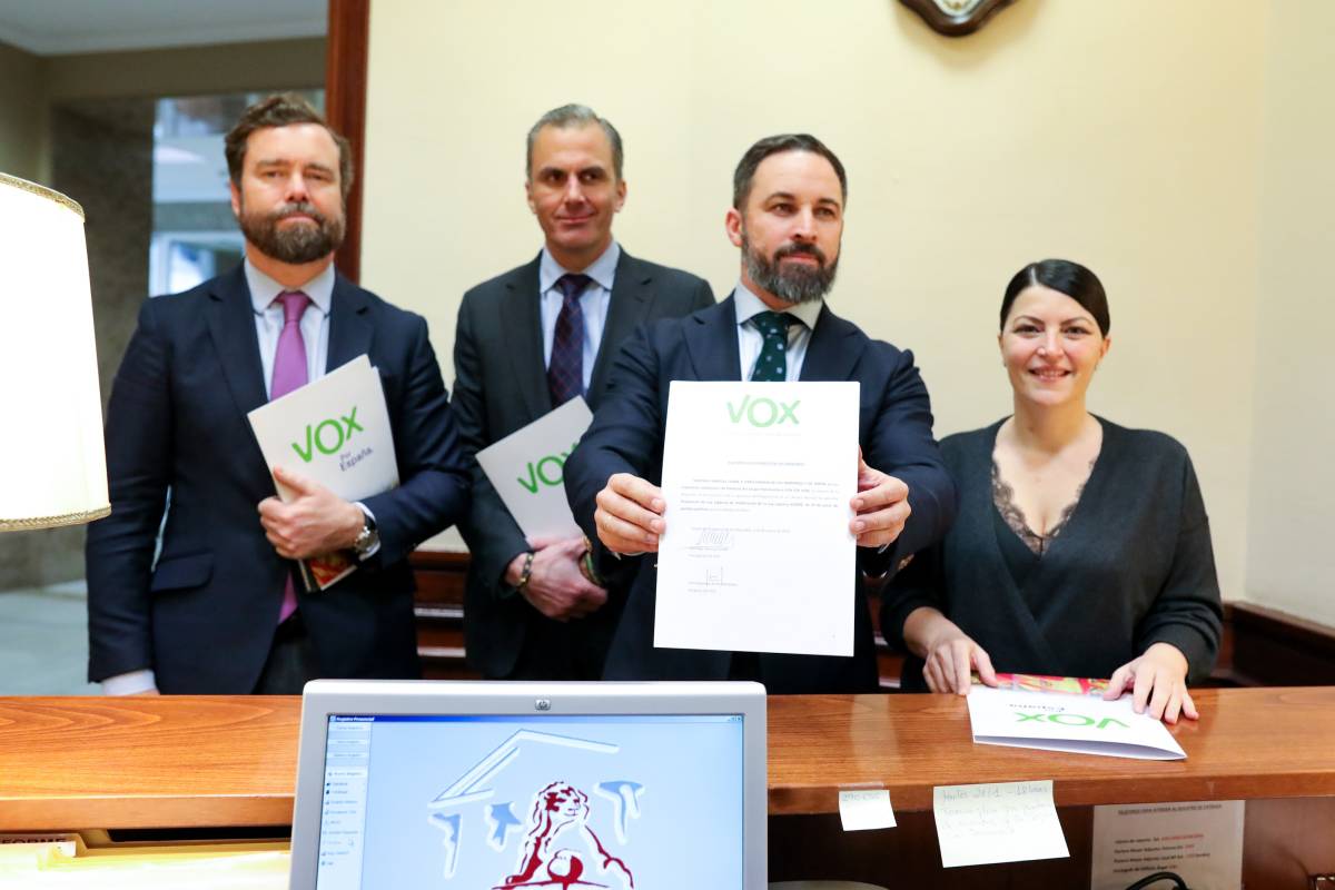 Santiago Abascal con otros diputados de Vox. Foto: JESÚS HELLÍN/EP
