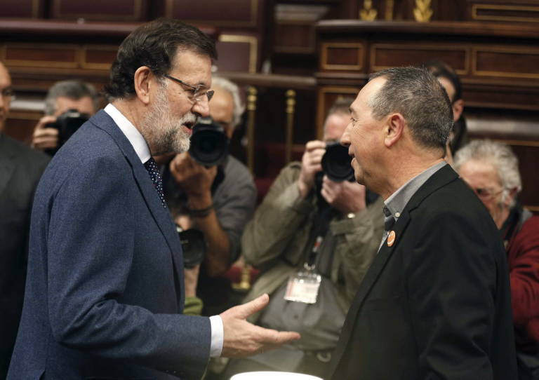 Rajoy junto a Baldoví en el Congreso. Foto: EFE