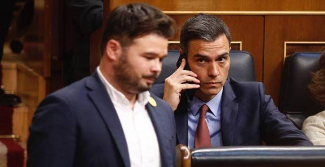 Pedro Sánchez mira a Gabriel Rufián (ERC) en el Congreso. Foto: EFE