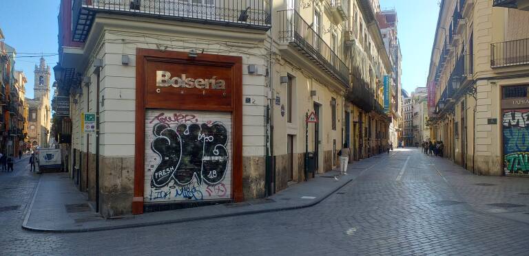 Entrada del pub Bolsería, también cerrado, como muchos locales de copas.