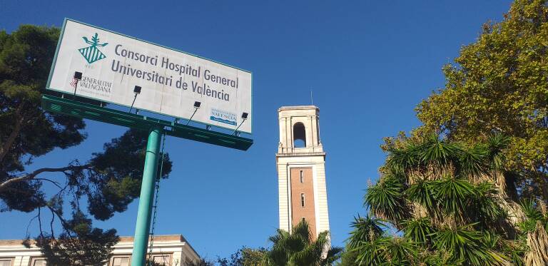 Panel que destaca sobre las instalaciones del hospital General de València.