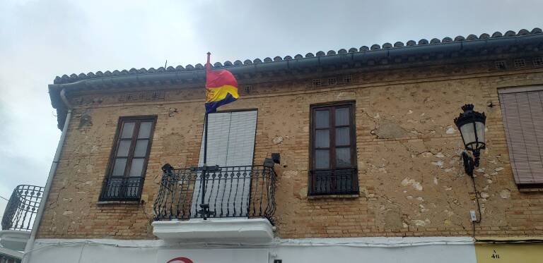 Una bandera republicana ondea en el balcón de un edificio, en Paiporta.