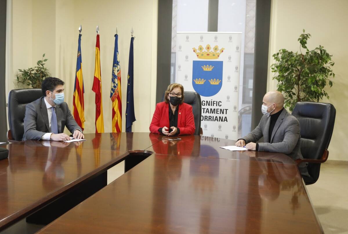 La alcaldesa de Borriana, Maria Josep Safont, presidió la firma del documento.