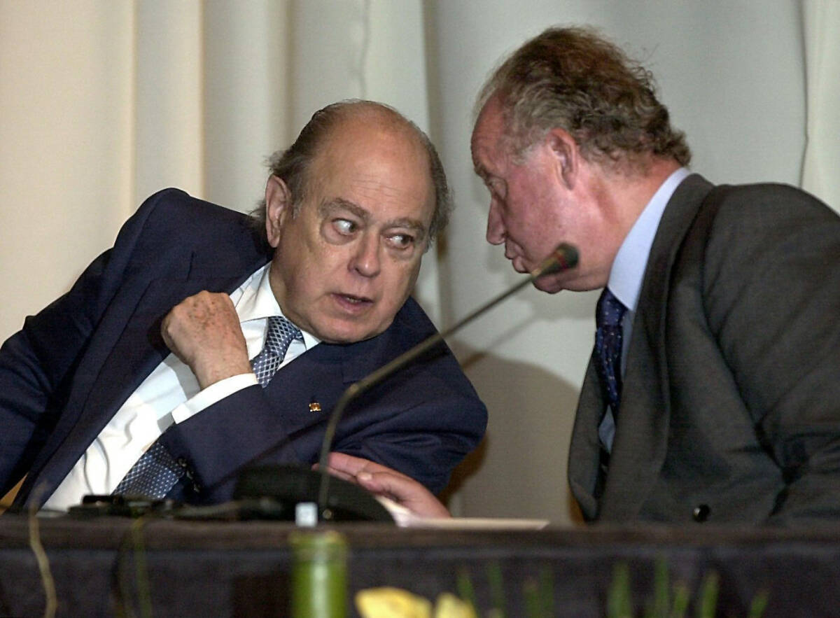 Jordi Pujol y Juan Carlos I, en 2002. Foto: EFE/LLUÍS GENÉ