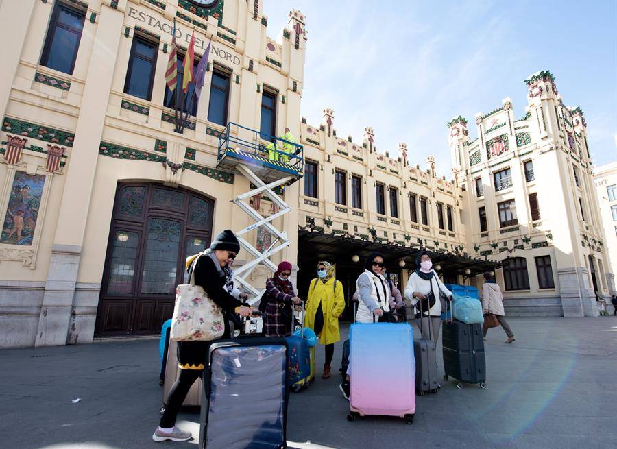 Turistas en la Estación del Norte de València. Foto: ARMANDAS STOKE/EFE
