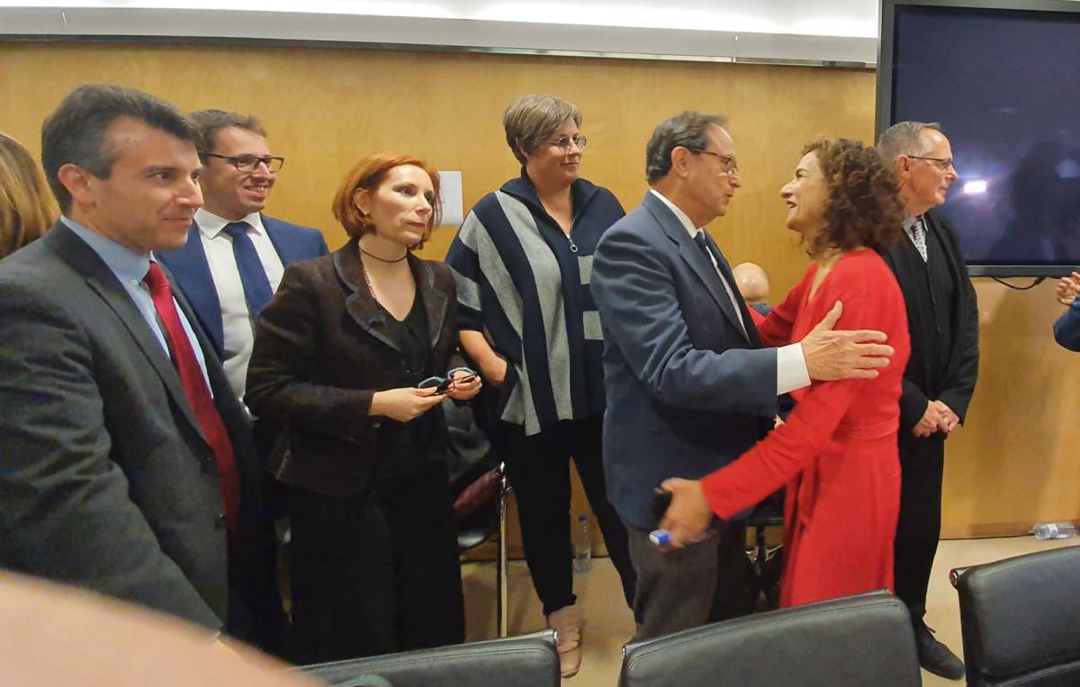 La delegación valenciana saluda a la ministra Montero. Foto: GVA